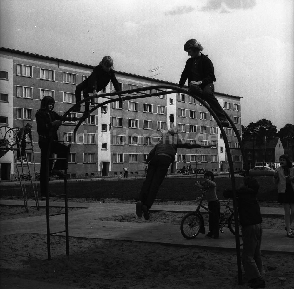 DDR-Bildarchiv: Fürstenwalde - Fürstenwalde Kinder auf einem Spielplatz