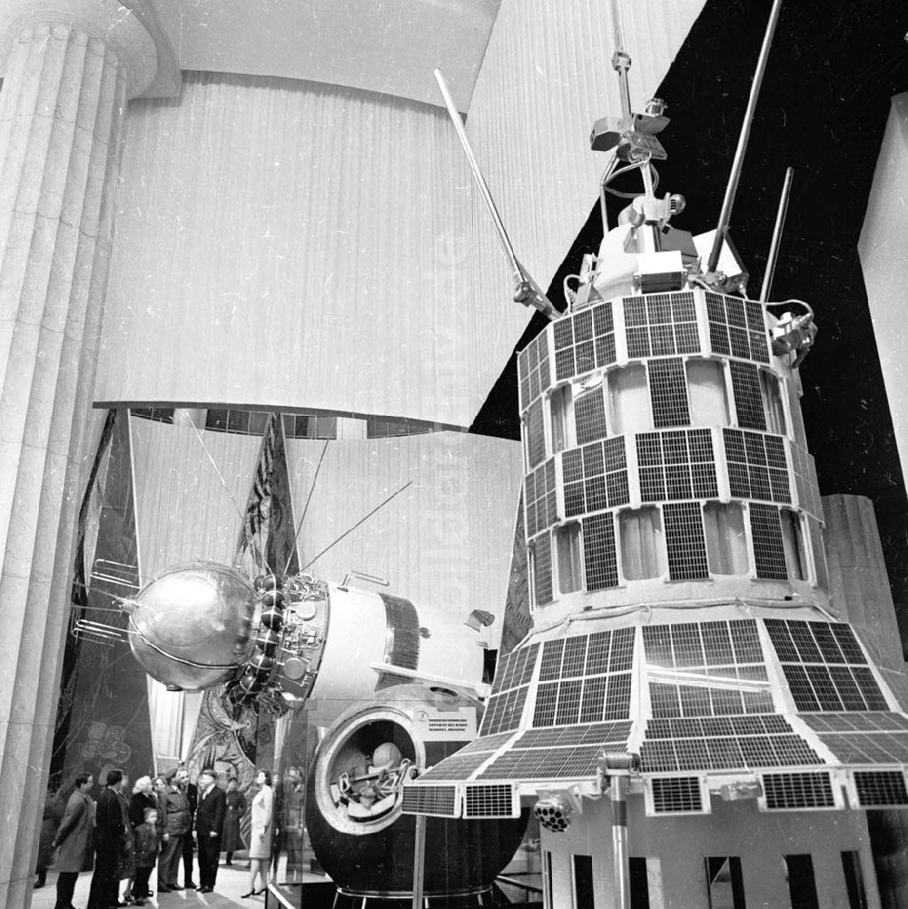 DDR-Fotoarchiv: Leipzig - Frühjahrsmesse 1966 Raumfahrt-Abteilung mit Raumschiff und Raumsonde / Satellit. Foto: Dr. Murza