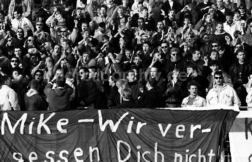 DDR-Bildarchiv: Pankow / Berlin - Fußballspiel Berlin - Halle vor dem Trauermarsch am Friedrich-Jahn Sportpark / Eberswalderstraße in Berlin - Pankow 10