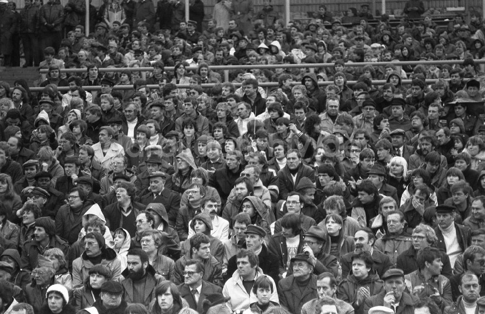 Berlin: Fußballspiel BFC Dynamo im Stadion der Weltjugend in Berlin in der DDR