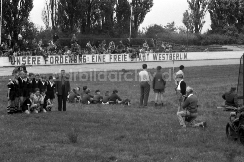 DDR-Fotoarchiv: Merseburg - Fußballspiel im Stadion in Merseburg in Sachsen-Anhalt in der DDR
