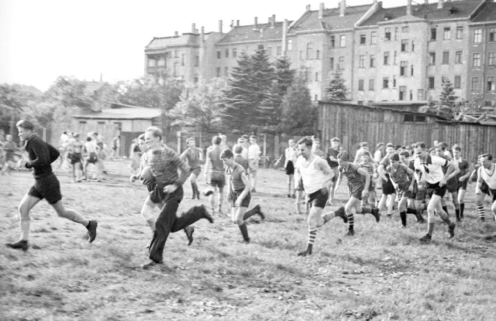 DDR-Fotoarchiv: Weimar - Fußballspieler laufen sich auf einem Rasenplatz ein, Weimar 1956