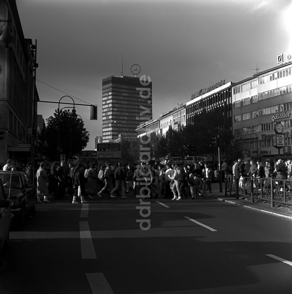 Berlin - Schöneberg: Fußgänger überqueren die Tauentzienstrasse in Berlin 