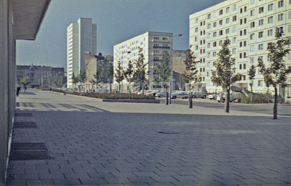 DDR-Bildarchiv: Berlin - Fußgänger flanieren über den Boulevard der Stalinallee - Karl-Marx-Allee in Berlin in der DDR