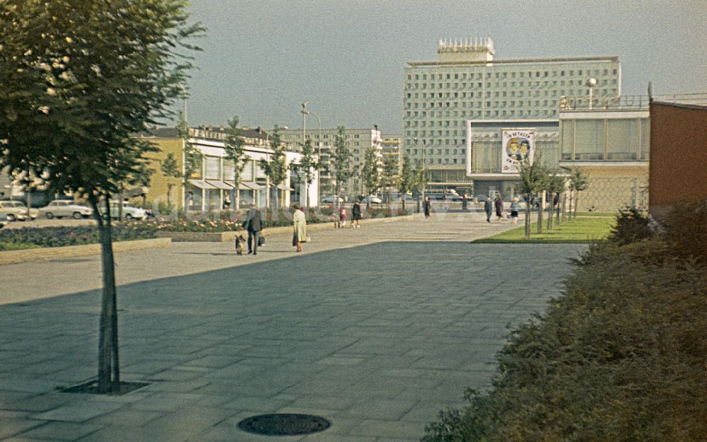 DDR-Fotoarchiv: Berlin - Fußgänger flanieren über den Boulevard der Stalinallee - Karl-Marx-Allee in Berlin in der DDR