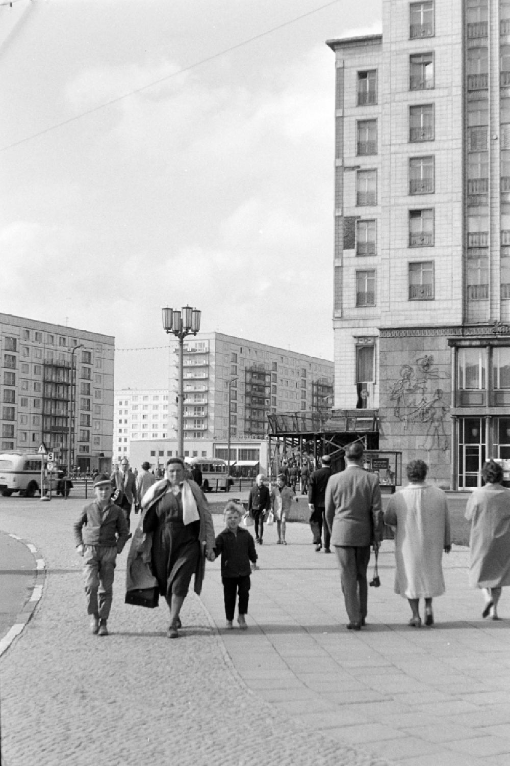 DDR-Bildarchiv: Berlin - Fußgänger mit Kinder im Ortsteil Friedrichshain in Berlin in der DDR