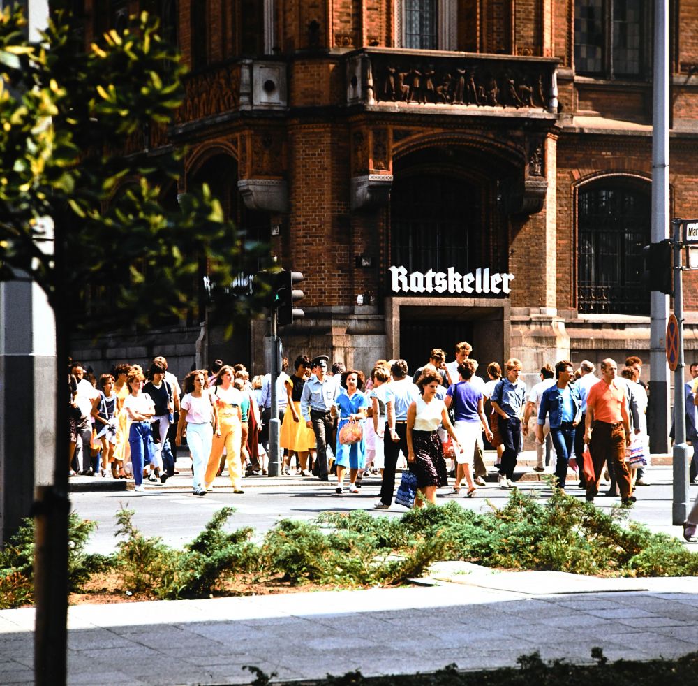 DDR-Bildarchiv: Berlin - Fußgänger vor dem Ratskeller Rotes Rathaus in Mitte Ostberlin DDR
