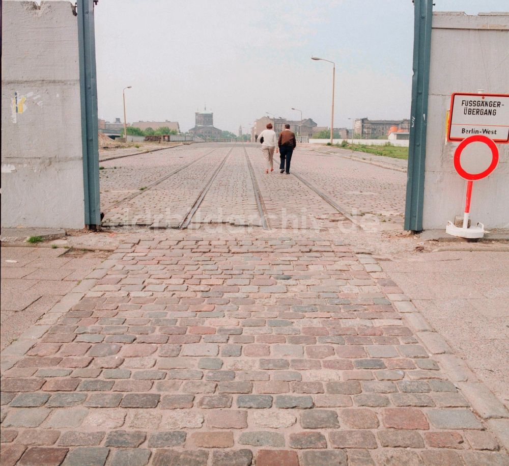 DDR-Fotoarchiv: Berlin - Fußgänger spazieren im ehemaligen Grenzstreifen der Berliner Mauer in Berlin, der ehemaligen Hauptstadt der DDR, Deutsche Demokratische Republik