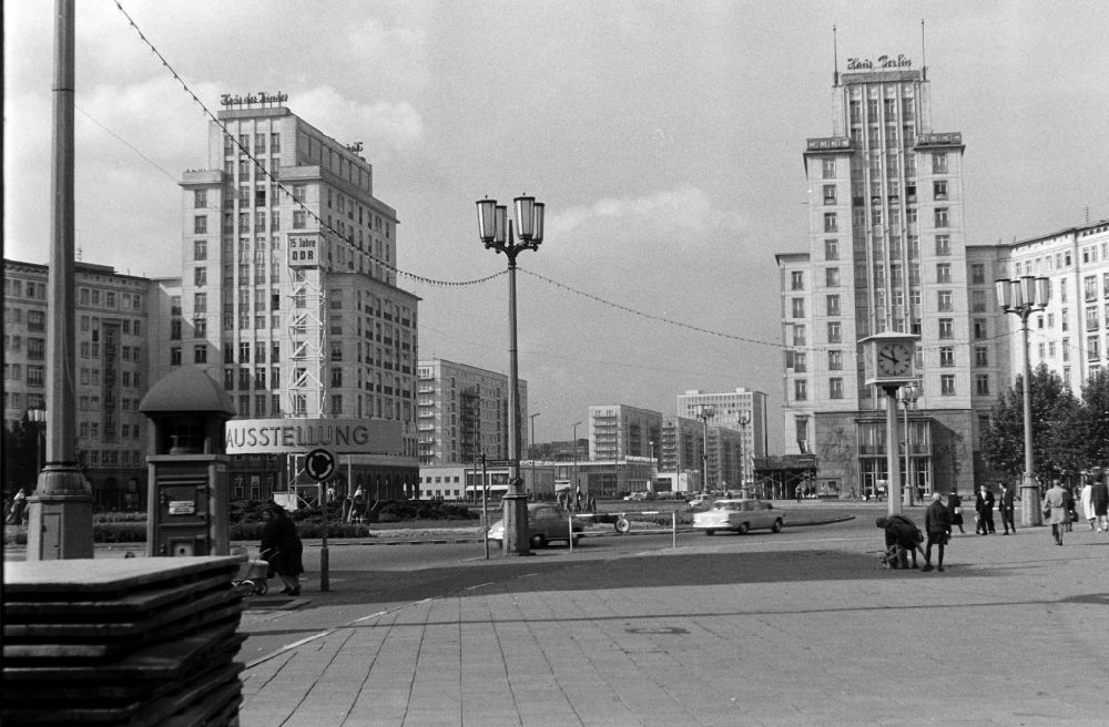 DDR-Fotoarchiv: Berlin - Fußgänger am Strausberger Platz im Ortsteil Friedrichshain in Berlin in der DDR