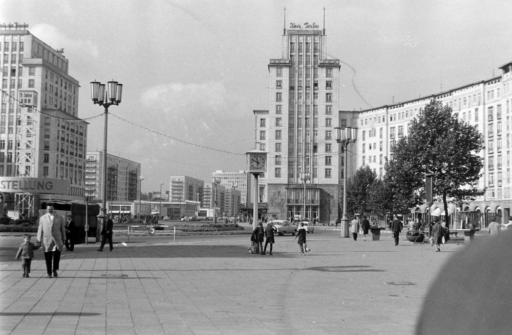 DDR-Bildarchiv: Berlin - Fußgänger am Strausberger Platz im Ortsteil Friedrichshain in Berlin in der DDR