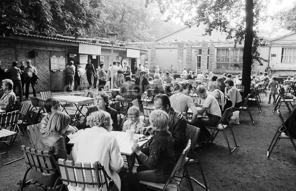 DDR-Bildarchiv: Berlin - Gäste und Besucher in einem Ausflugslokal im Treptower Park in Berlin, der ehemaligen Hauptstadt der DDR, Deutsche Demokratische Republik