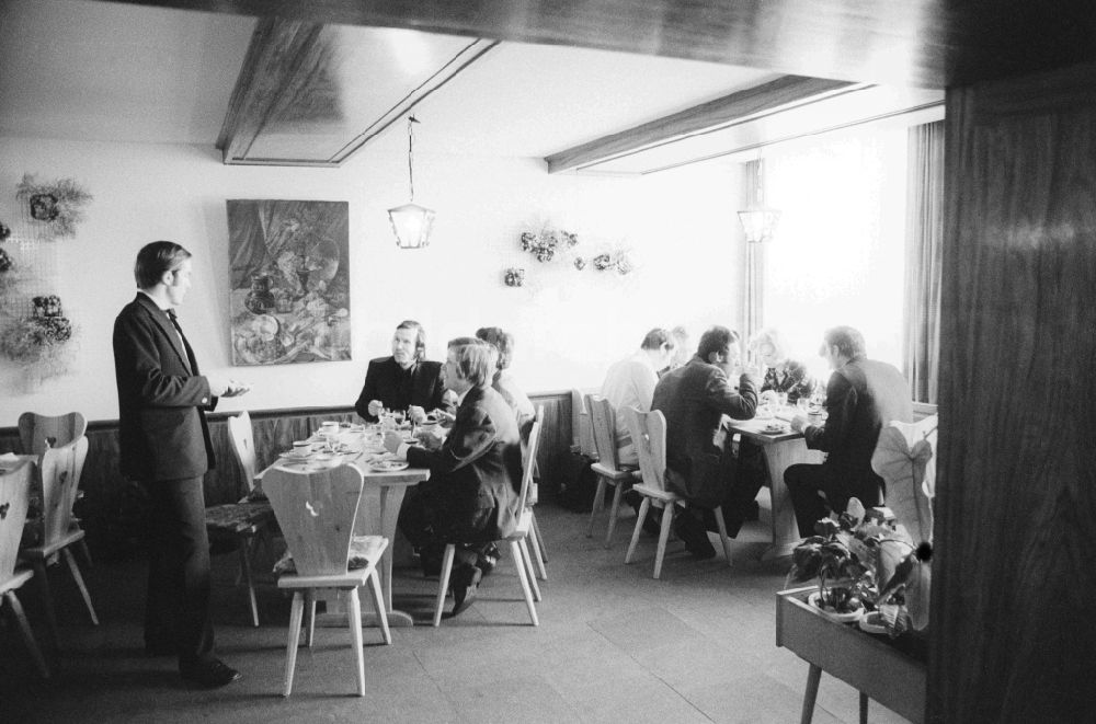 Berlin: Gäste im Weinrestaurant im Hotel Berolina in Berlin, der ehemaligen Hauptstadt der DDR, Deutsche Demokratische Republik