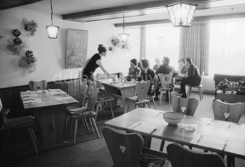 DDR-Bildarchiv: Berlin - Gäste im Weinrestaurant im Hotel Berolina in Berlin, der ehemaligen Hauptstadt der DDR, Deutsche Demokratische Republik