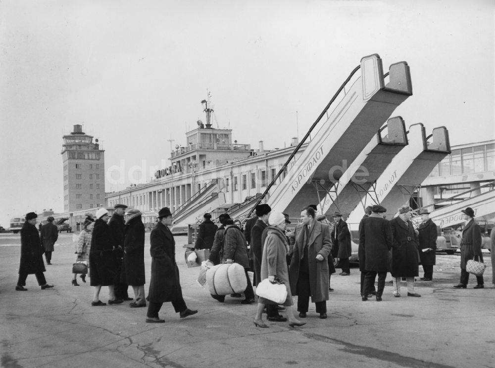 DDR-Bildarchiv: Vnukovo - Gangways und Hauptgebäude am Flughafen in Vnukovo in Moskau in Russland