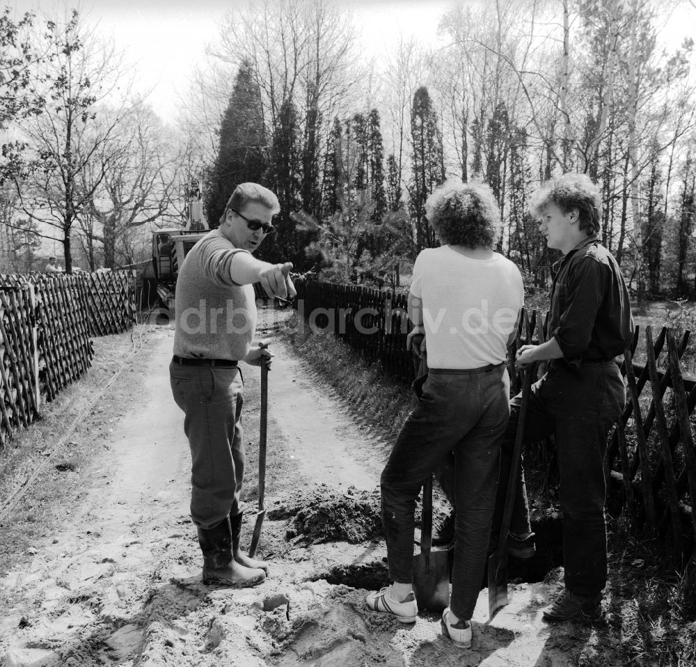 DDR-Bildarchiv: Teupitz - Gartenbesitzer und Anwohner heben gemeinsam einen Kabelgraben aus in Teupitz in Brandenburg in der DDR