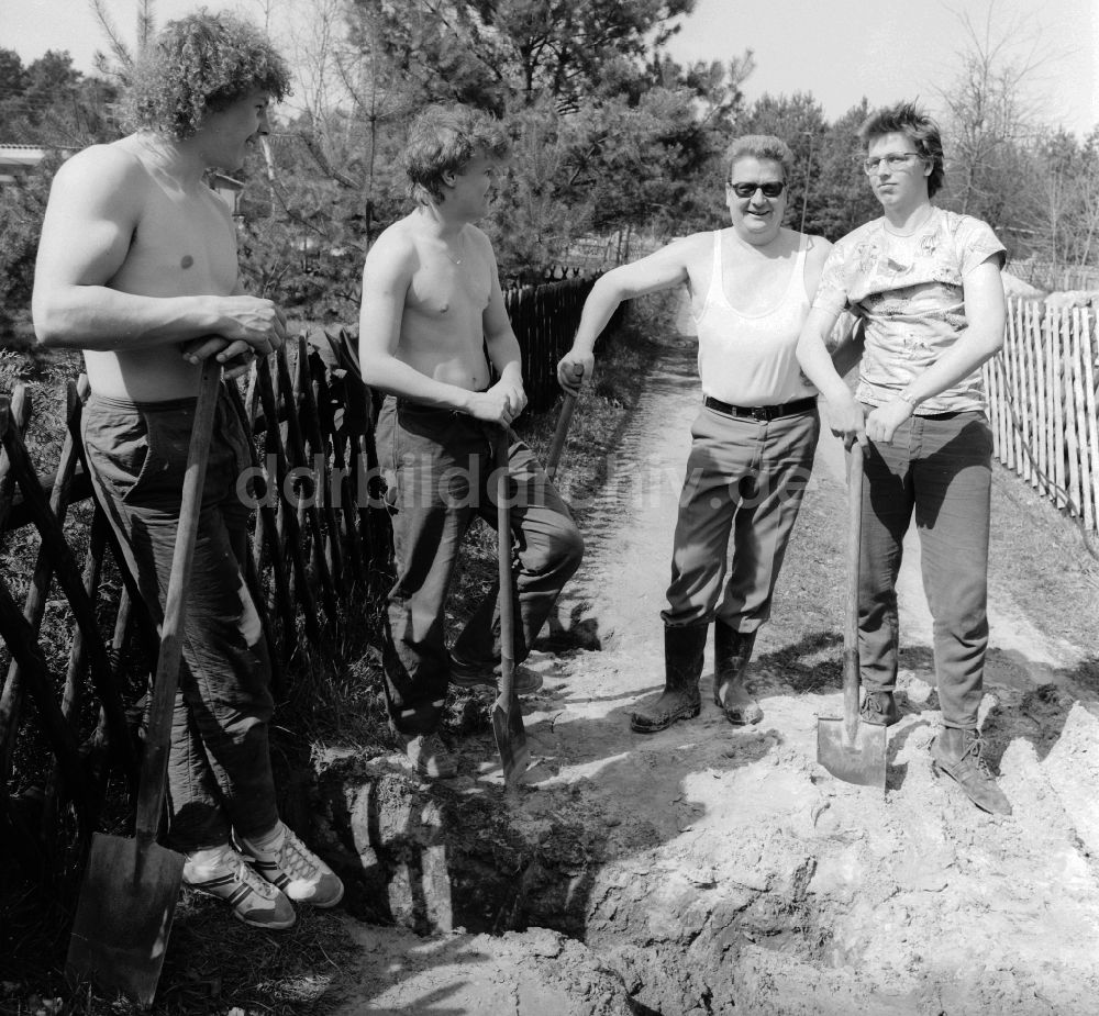 DDR-Fotoarchiv: Teupitz - Gartenbesitzer und Anwohner heben gemeinsam einen Kabelgraben aus in Teupitz in Brandenburg in der DDR