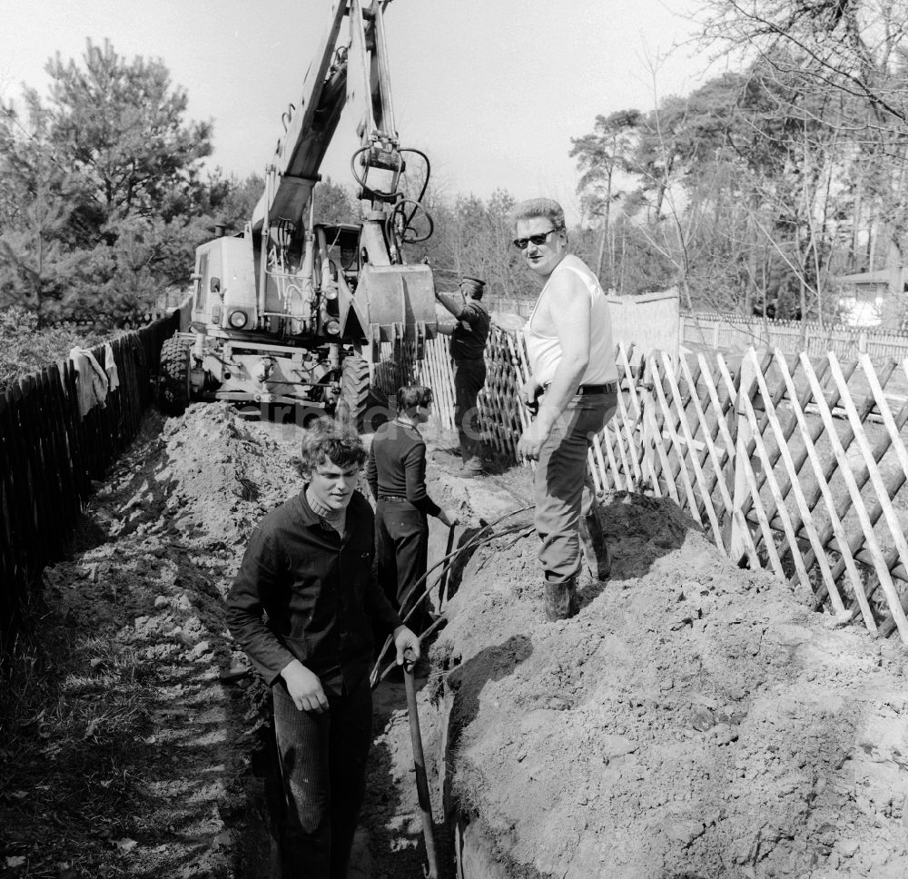 DDR-Fotoarchiv: Teupitz - Gartenbesitzer und Anwohner heben gemeinsam einen Kabelgraben aus in Teupitz in Brandenburg in der DDR