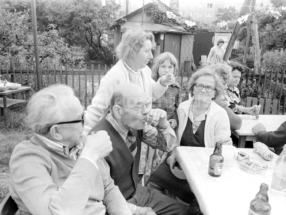 DDR-Bildarchiv: Berlin - Gartenfest in einer Kleingartensiedlung in Berlin, der ehemaligen Hauptstadt der DDR, Deutsche Demokratische Republik