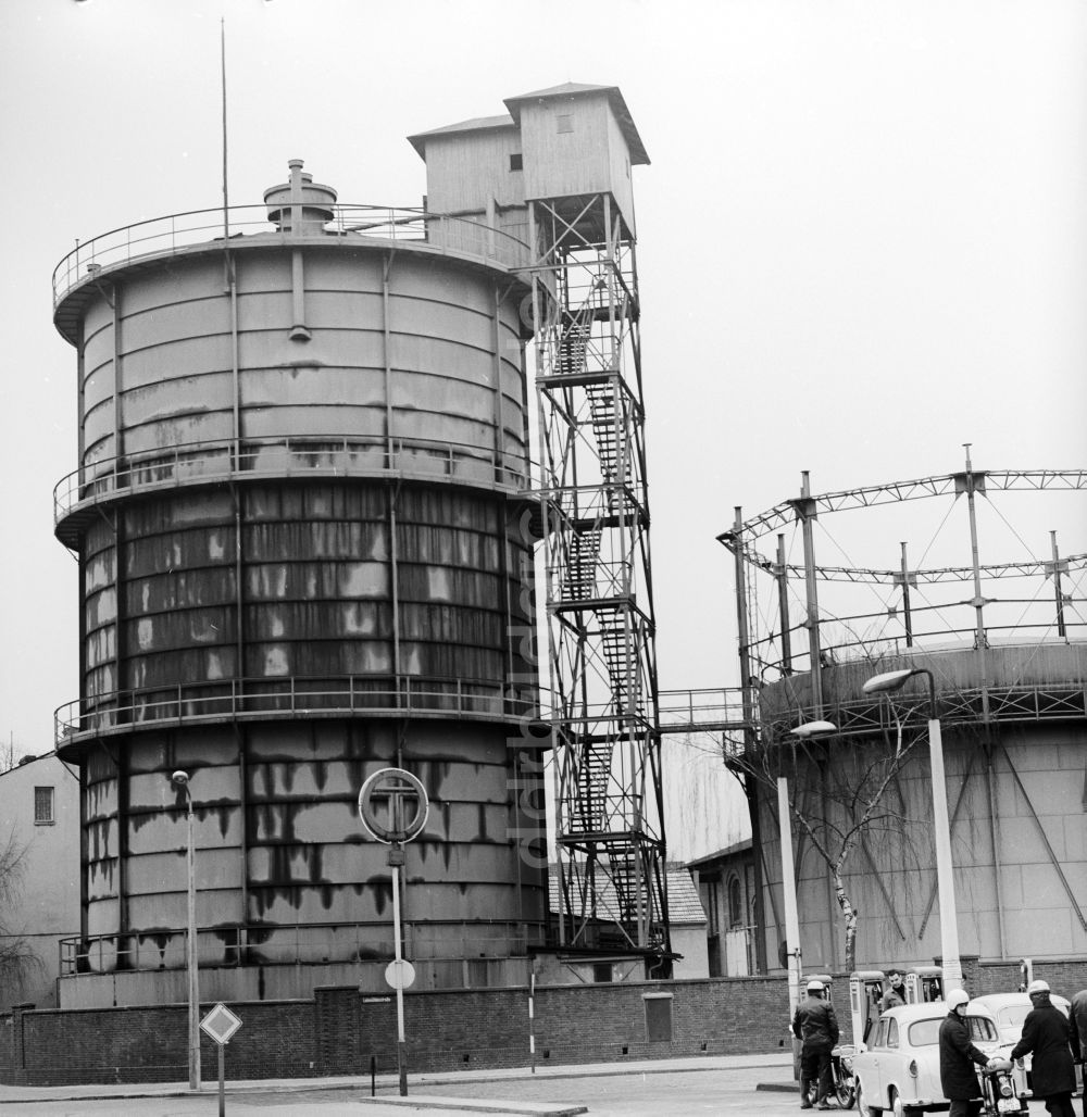 Bernau bei Berlin: Gasometer in Bernau bei Berlin in Brandenburg in der DDR