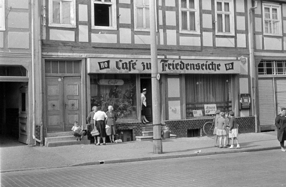 DDR-Bildarchiv: Kyritz - Gaststätte Cafe zur Friedenseiche in Kyritz in der DDR