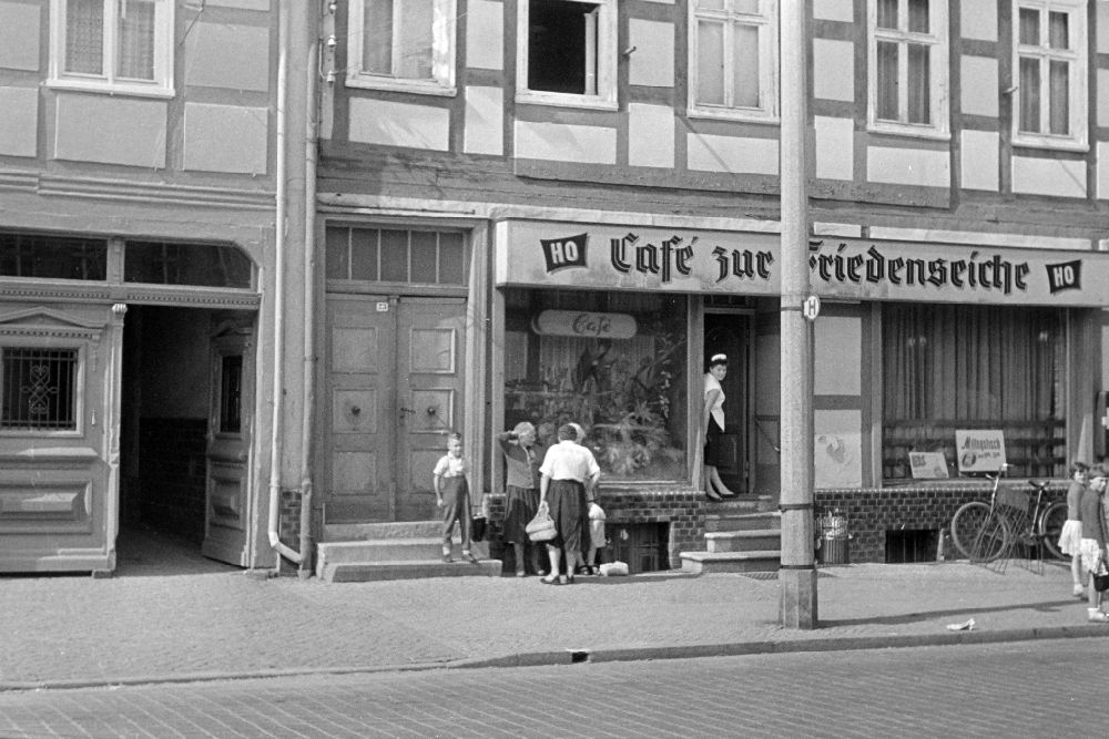 DDR-Fotoarchiv: Kyritz - Gaststätte Cafe zur Friedenseiche in Kyritz in der DDR