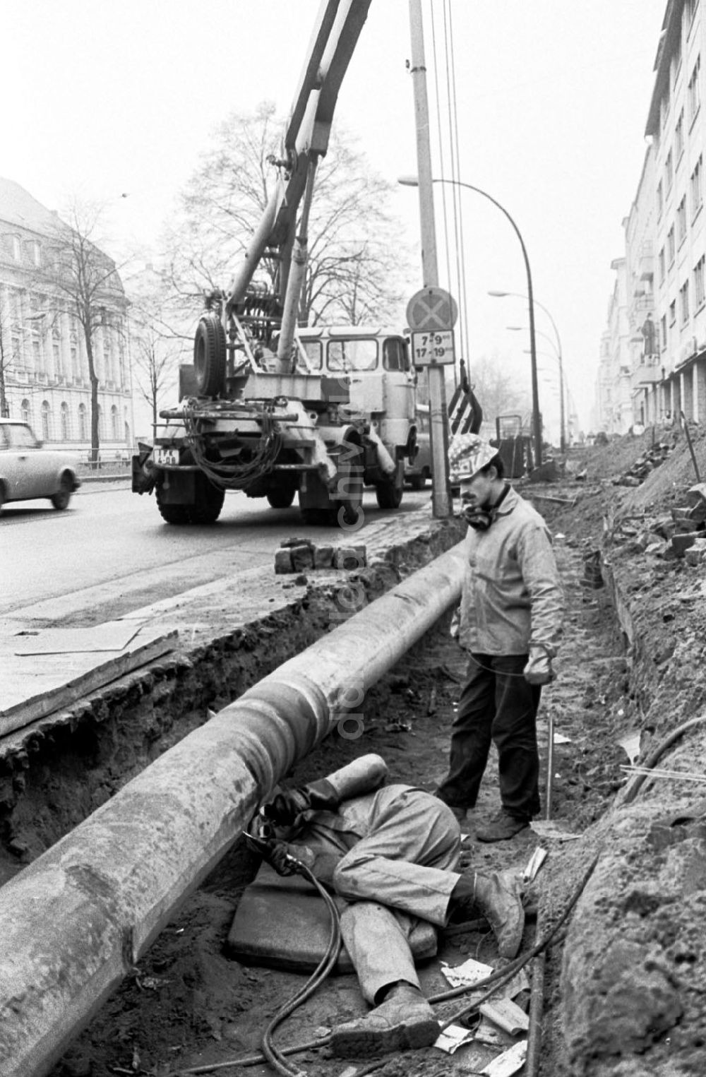 DDR-Fotoarchiv: Berlin-Prenzlauer Berg - Gaszuleitungsverlegearbeiten in der Greifswalder Str. 06.12.89 Foto: Grahn Umschlagnummer: 1474