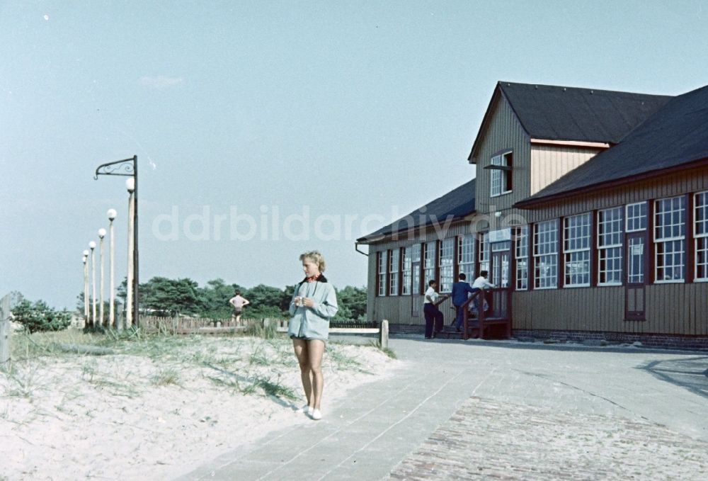 Prerow: Gebäude der Gaststätte Dünenhaus in Prerow in Mecklenburg-Vorpommern in der DDR
