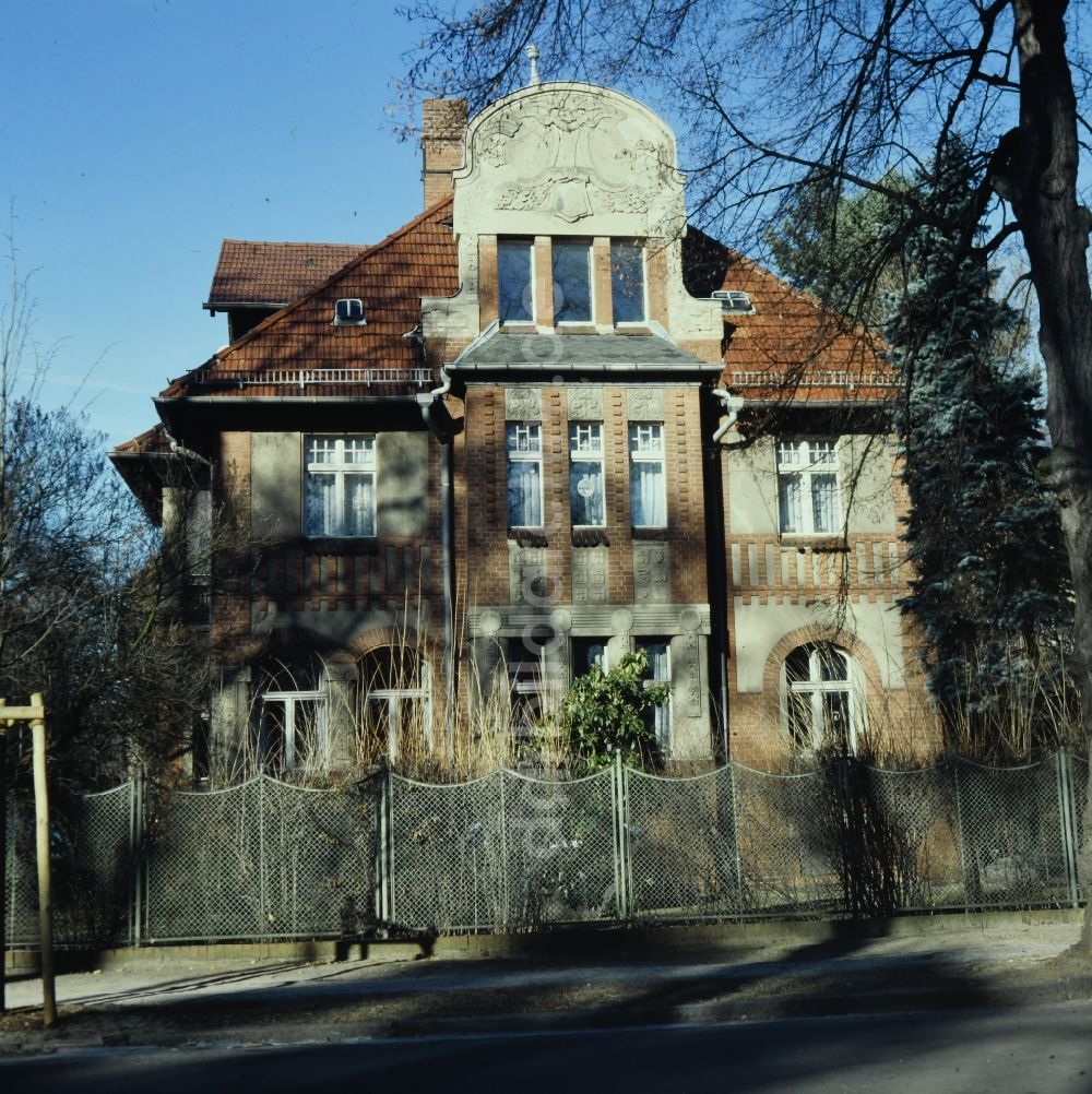 Potsdam: Gebäude der Villa an der Karl-Marx-Allee im Ortsteil Babelsberg in Potsdam in Brandenburg in der DDR