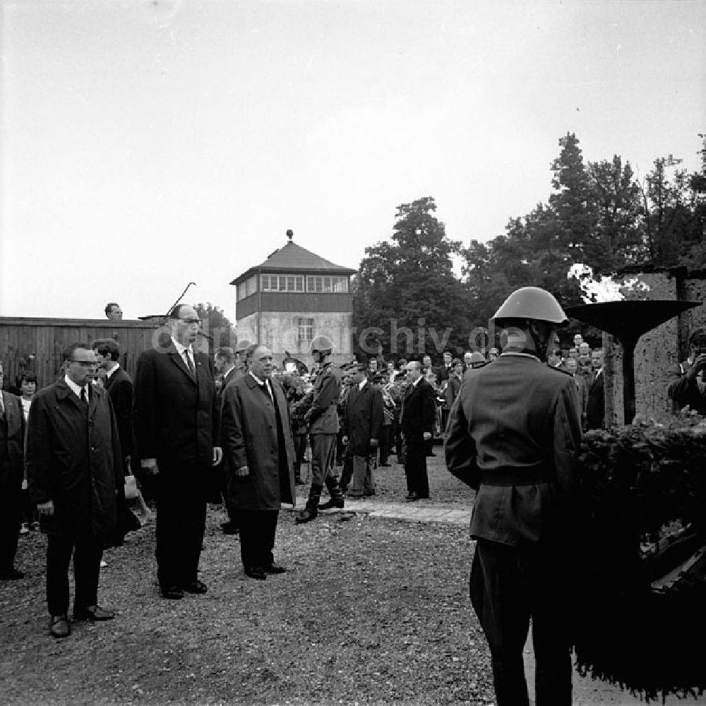 Buchenwald: Gedenkfeier 25 Jahre Ermordung von Ernst Thälmann