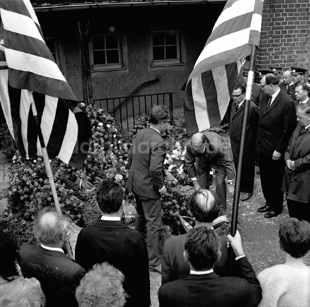 DDR-Bildarchiv: Buchenwald - Gedenkfeier 25 Jahre Ermordung von Ernst Thälmann