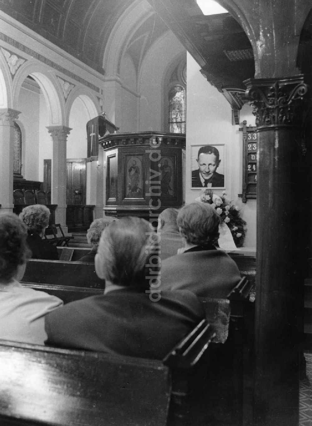 DDR-Bildarchiv: Potsdam - Gedenkfeier an Kurt Freiherr von Plettenberg anläßlich des 40. Todestages in der Bornstedter Kirche in Potsdam in der DDR