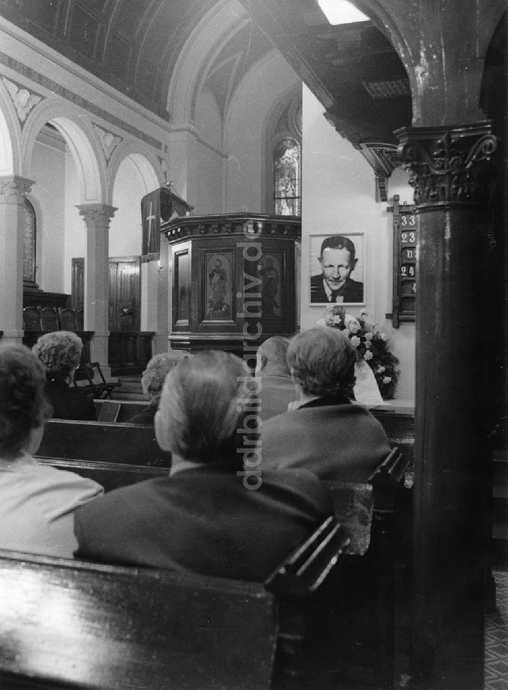DDR-Bildarchiv: Potsdam - Gedenkfeier an Kurt Freiherr von Plettenberg anläßlich des 40. Todestages in der Kirche zu Bornstedt in Potsdam in der DDR