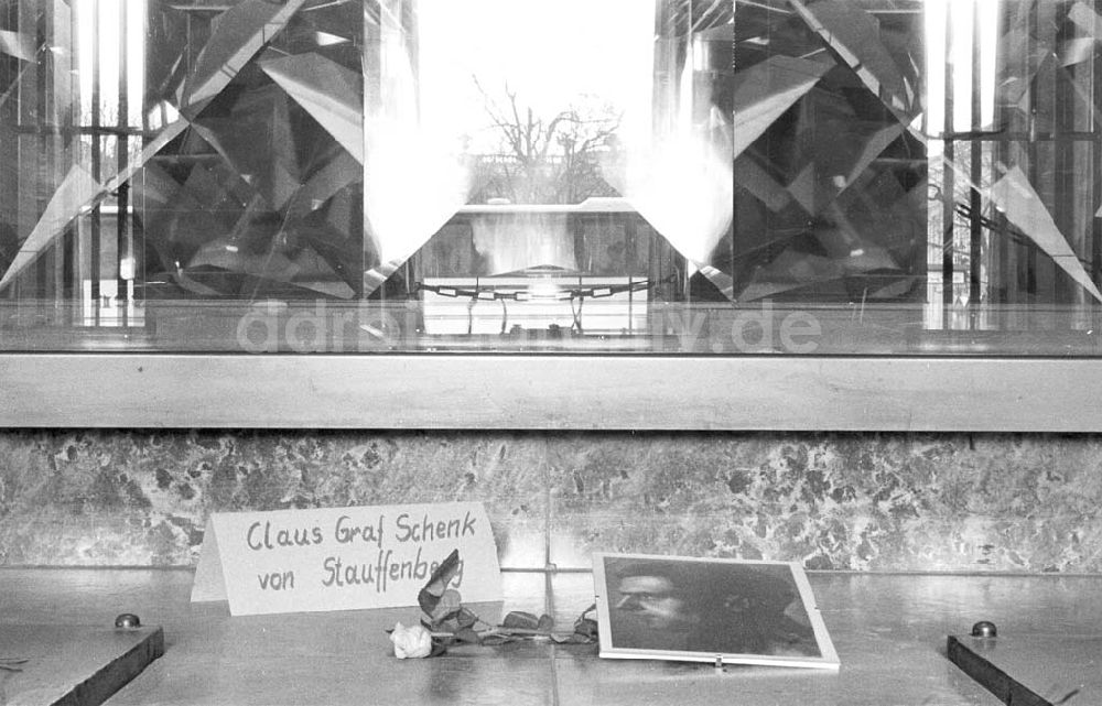 DDR-Fotoarchiv: Berlin - Gedenkflamme Neue Wache Berlin Unter den Linden 29.01.1993