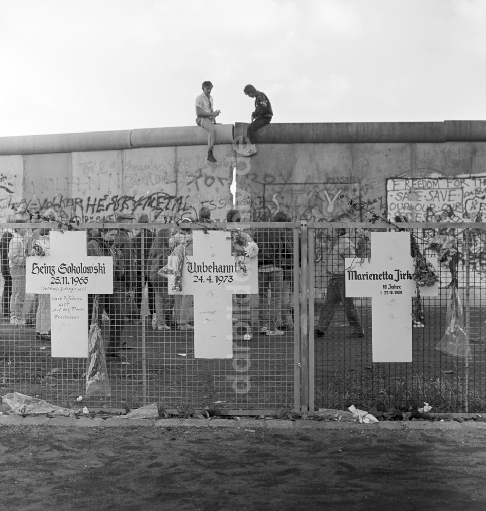 Berlin - Mitte: Gedenkkreuze für Maueropfer in Berlin am Reichstagufer