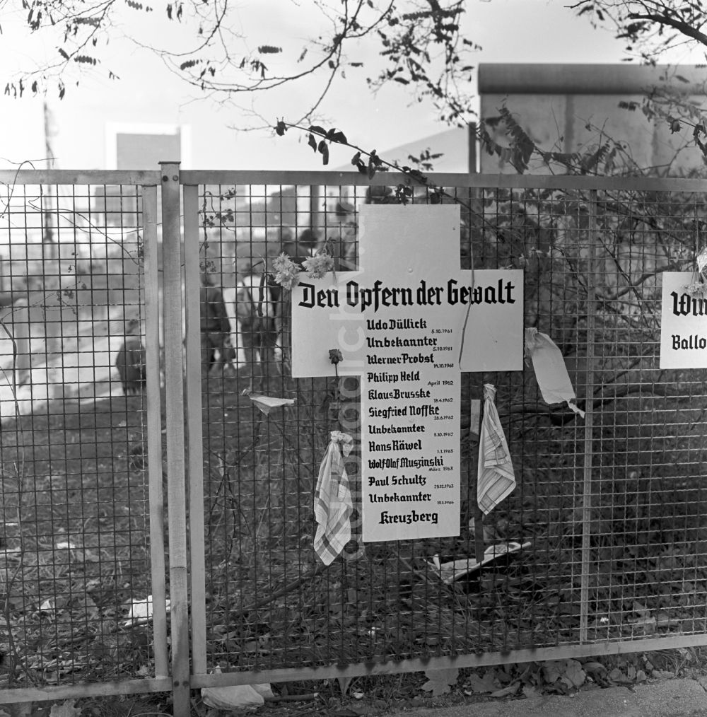 DDR-Bildarchiv: Berlin - Mitte - Gedenkkreuze für Maueropfer in Berlin am Reichstagufer