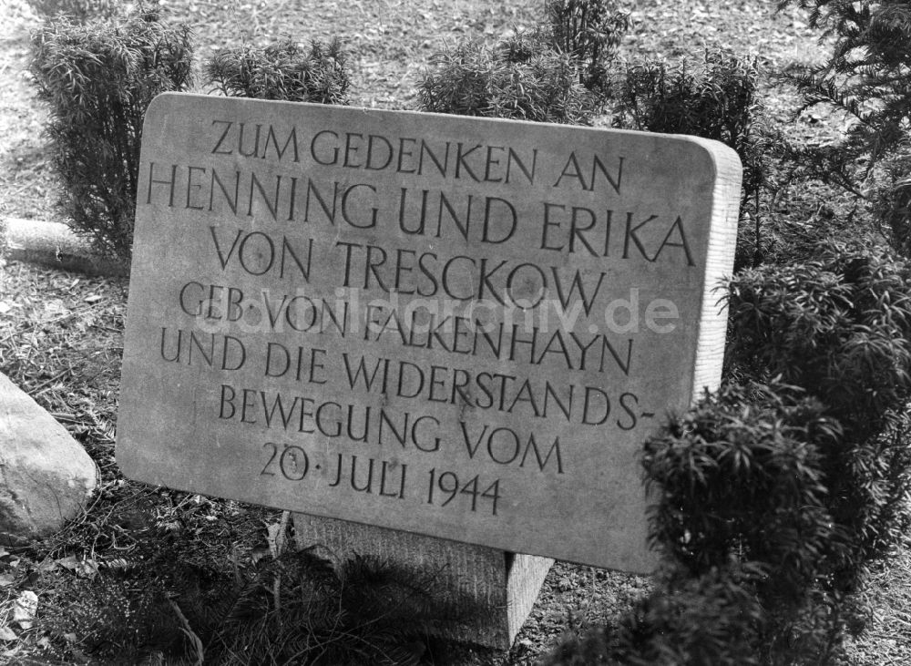 DDR-Bildarchiv: Potsdam - Gedenkstein für das Ehepaar Erika und Henning von Treskow an der Grabstelle von Falkenhayn auf dem Bornstedter Friedhof in Potsdam in der DDR