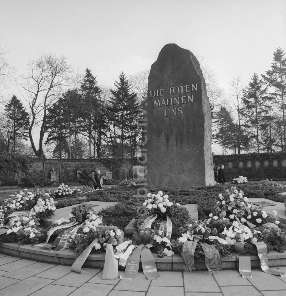 DDR-Bildarchiv: Berlin - Gedenkstein auf dem Friedhof der Sozialisten auf dem Zentralfriedhof Friedrichsfelde in Berlin- Lichtenberg