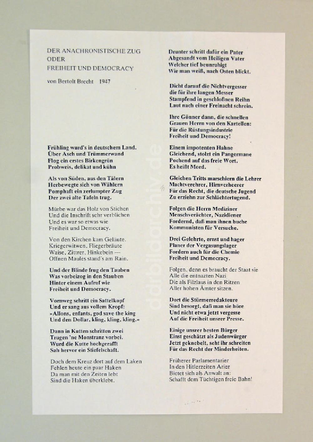 DDR-Fotoarchiv: Berlin - Gedicht Der Anachronistische Zug oder Freiheit und Democracy von Bertolt Brecht aus dem Jahr 1947, Strophe 1-19