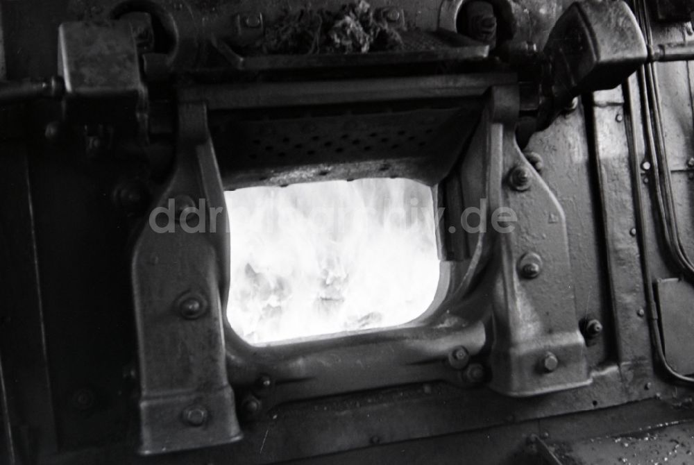 DDR-Bildarchiv: Halberstadt - Geöffnete Feuerklappe einer Dampflokomotive der Baureihe 50 der Deutschen Reichsbahn in Halberstadt in Sachsen-Anhalt in der DDR