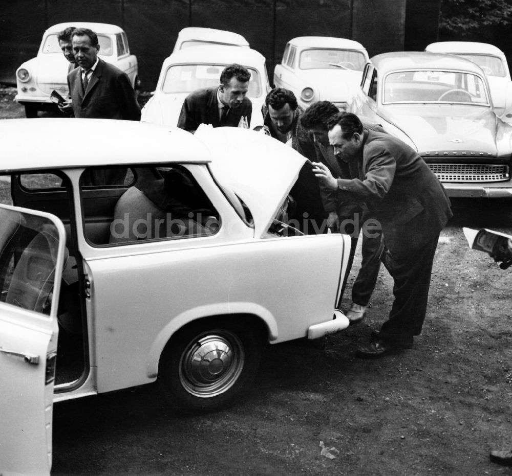 Dresden: Geöffnete Motorhaube an einem PKW Trabant P601 in Dresden in Sachsen in der DDR