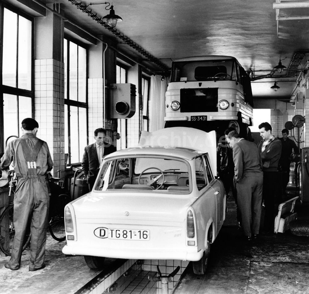 DDR-Bildarchiv: Dresden - Geöffnete Motorhaube an einem PKW Trabant P601 in Dresden in Sachsen in der DDR