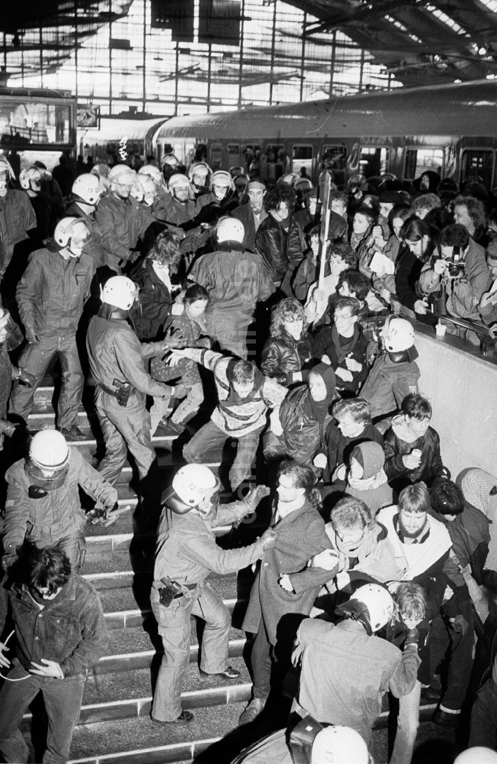 DDR-Bildarchiv: - Gegen Einzug von Soldaten Zugblockade am Hauptbahnhof in Berlin Umschlagnummer:7320