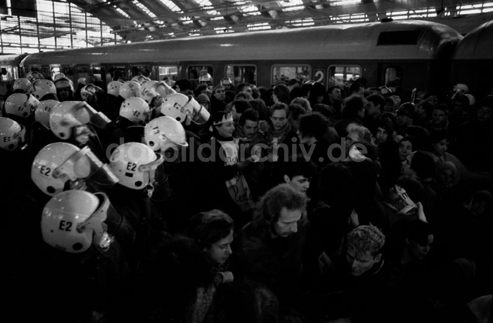 DDR-Bildarchiv: - Gegen Einzug von Soldaten Zugblockade am Hauptbahnhof in Berlin Umschlagnummer:7320