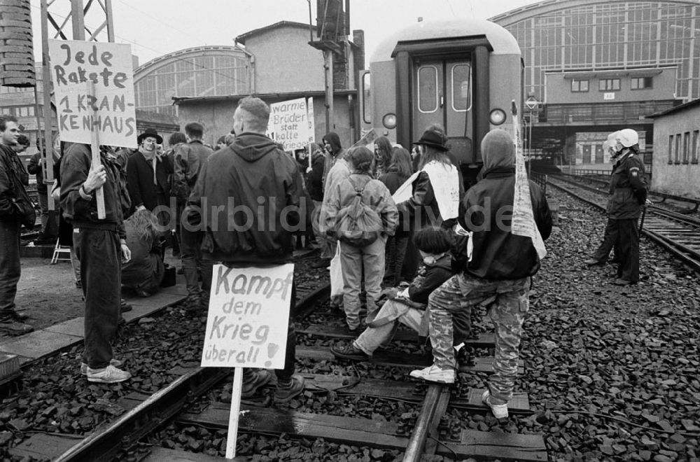 DDR-Fotoarchiv: - Gegen Einzug von Soldaten Zugblockade am Hauptbahnhof in Berlin Umschlagnummer:7320