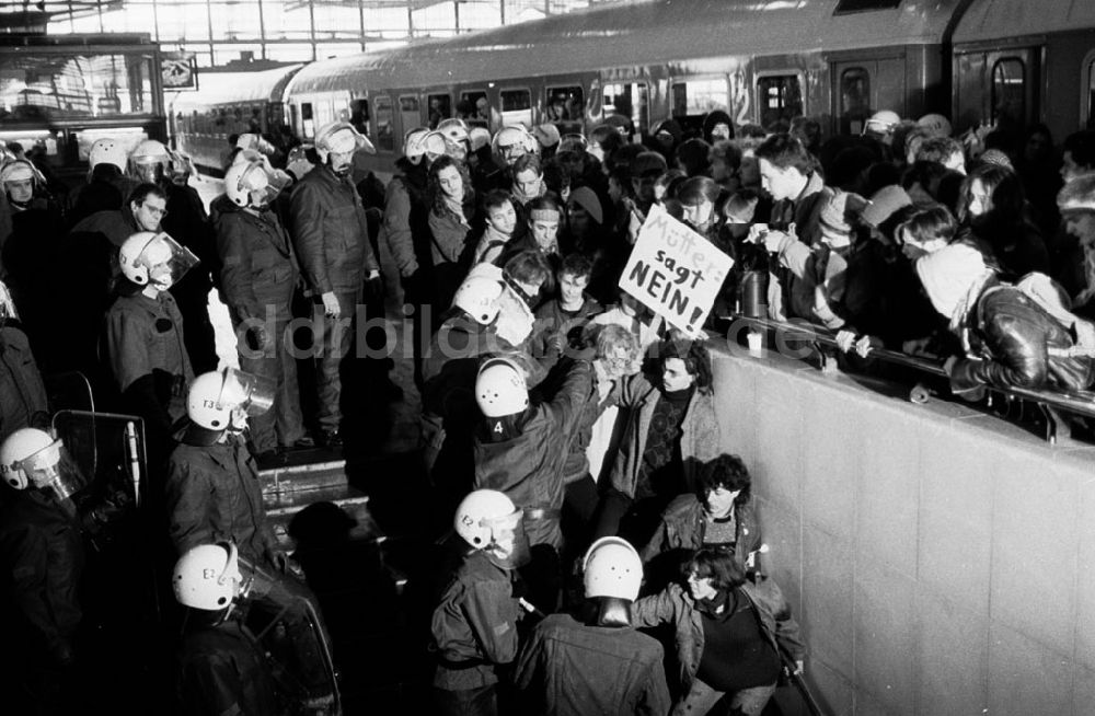 DDR-Fotoarchiv: - Gegen Einzug von Soldaten Zugblockade am Hauptbahnhof in Berlin Umschlagnummer:7320