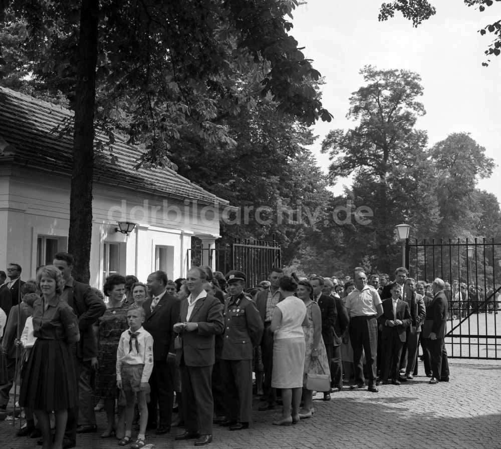 DDR-Bildarchiv: Berlin - Geladene Gäste zum 70. Geburtstag von Walter Ulbricht warten auf den Einlass am Schloss Schönhausen im Ortsteil Pankow in Ostberlin in der DDR