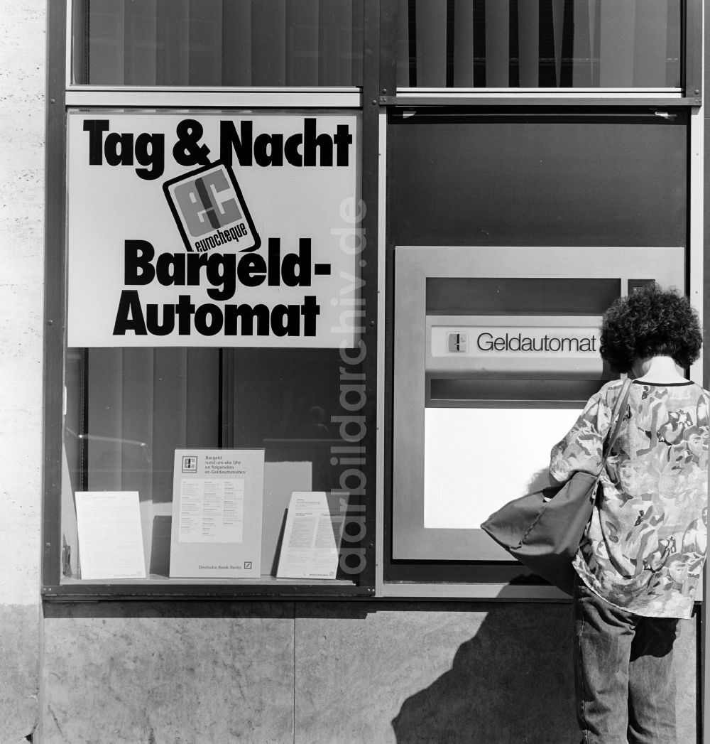 DDR-Bildarchiv: Berlin - Geldautomat der Deutschen Bank Berlin in Berlin