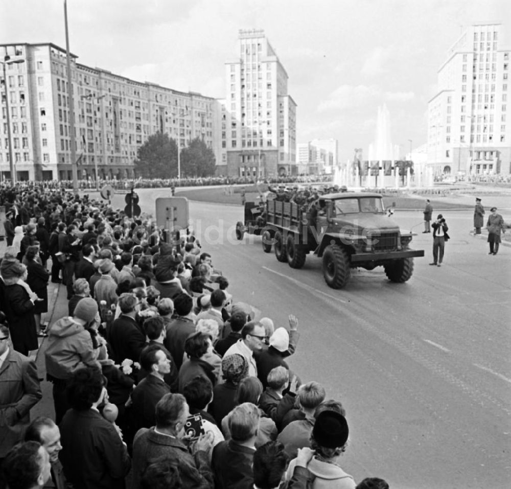 Berlin: Gemeinsame Parade NVA und Sowjetarmee in Berlin