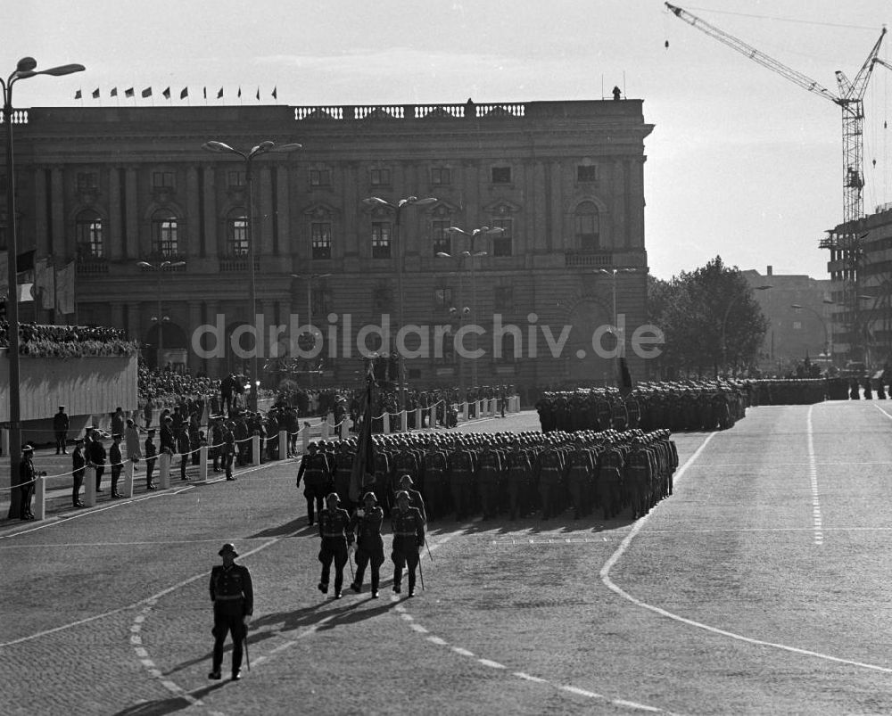 DDR-Fotoarchiv: Berlin - Gemeinsame Parade NVA und Sowjetarmee in Berlin