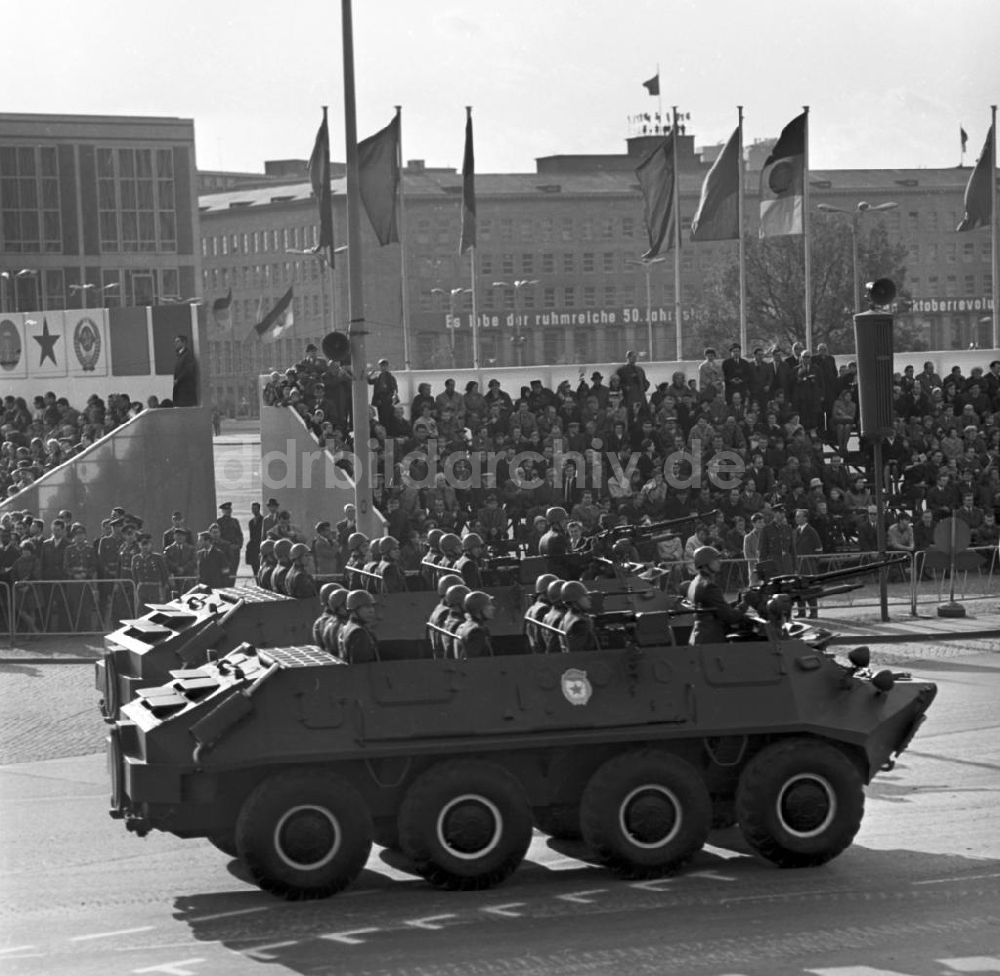 DDR-Bildarchiv: Berlin - Gemeinsame Parade NVA und Sowjetarmee in Berlin